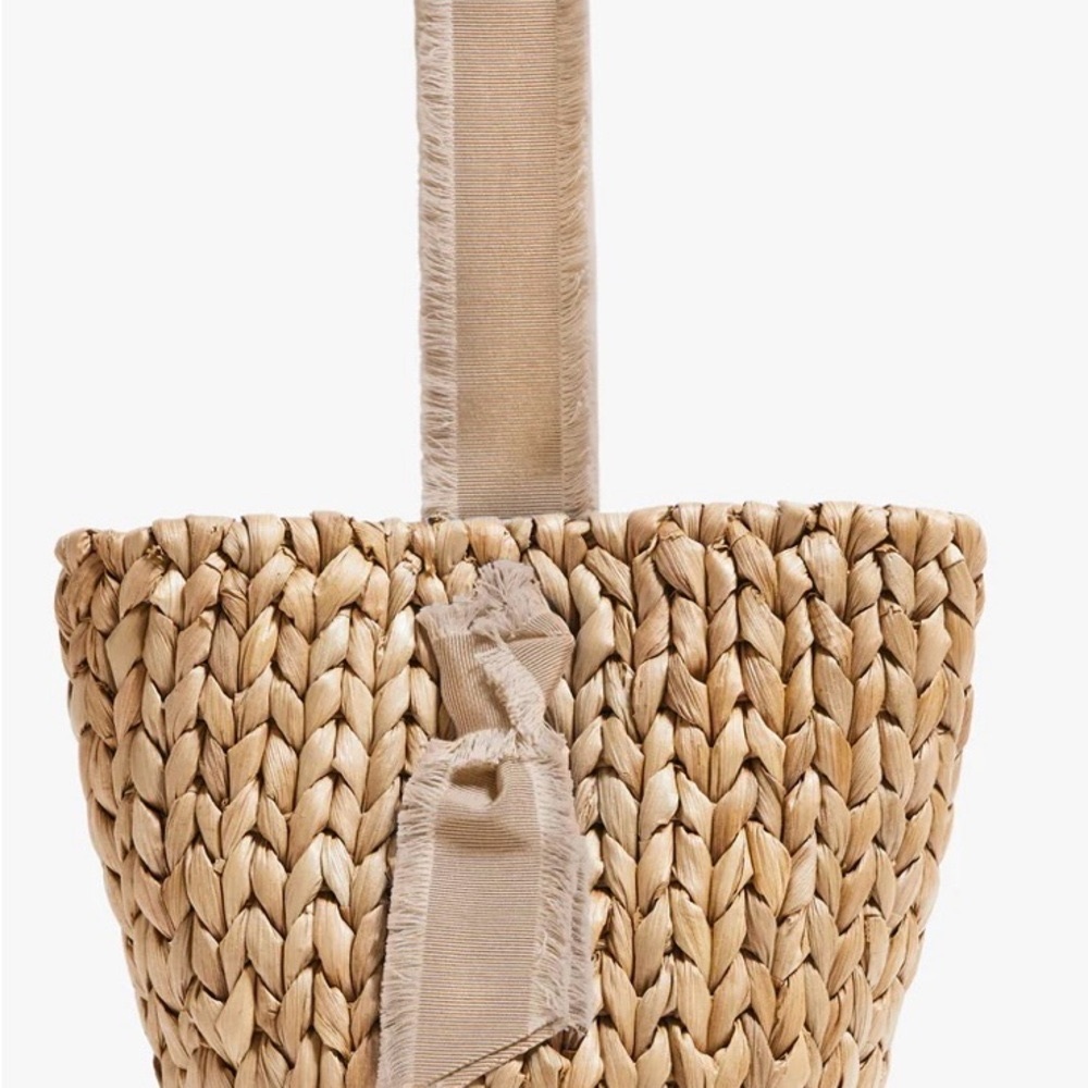Pamela Munson NWT - petite isla bahia basket ! 
Cream grossgrain handles